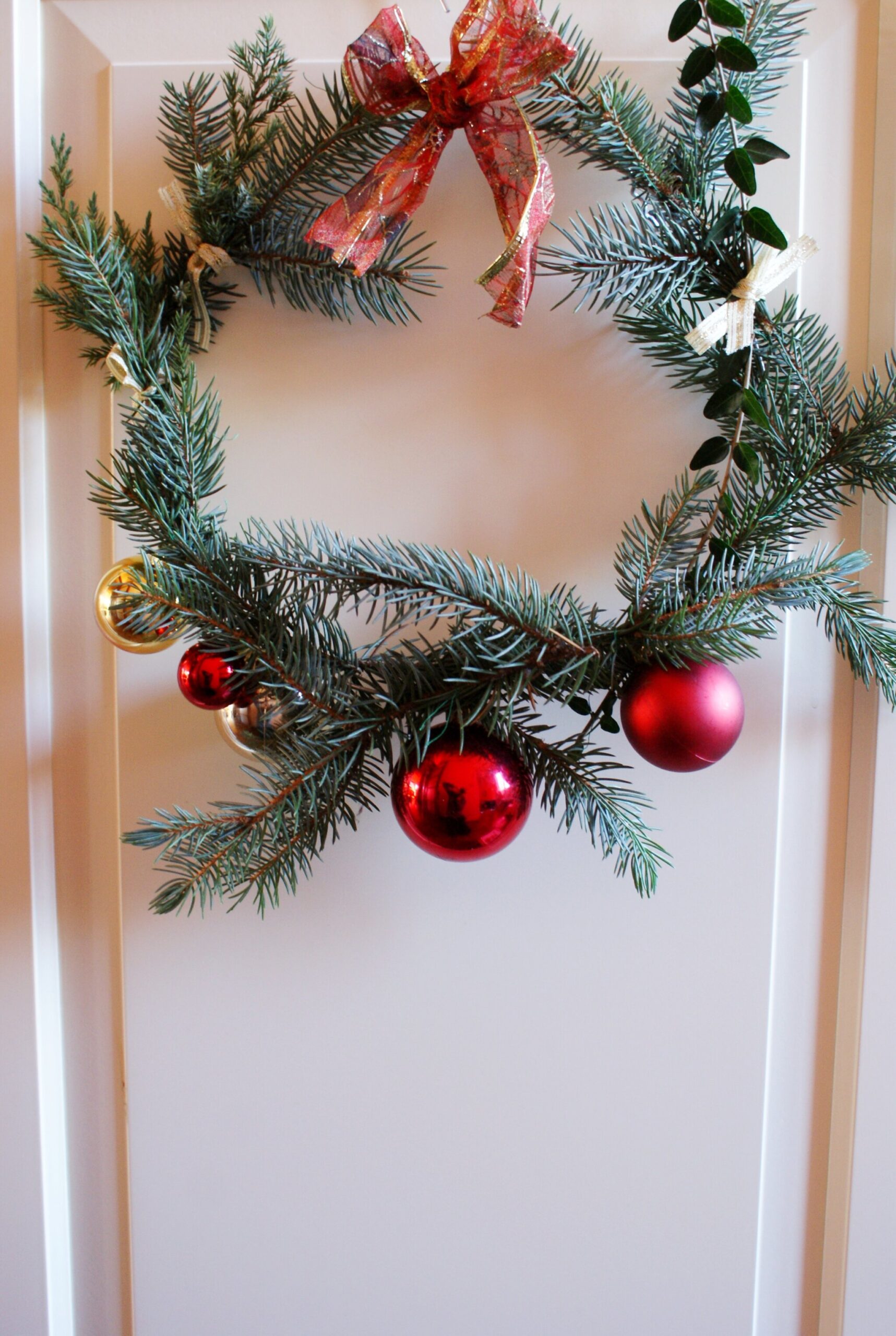 DIY CHRISTMAS WREATH: EASY HANDMADE DECOR IDEA FOR YOUR HOME