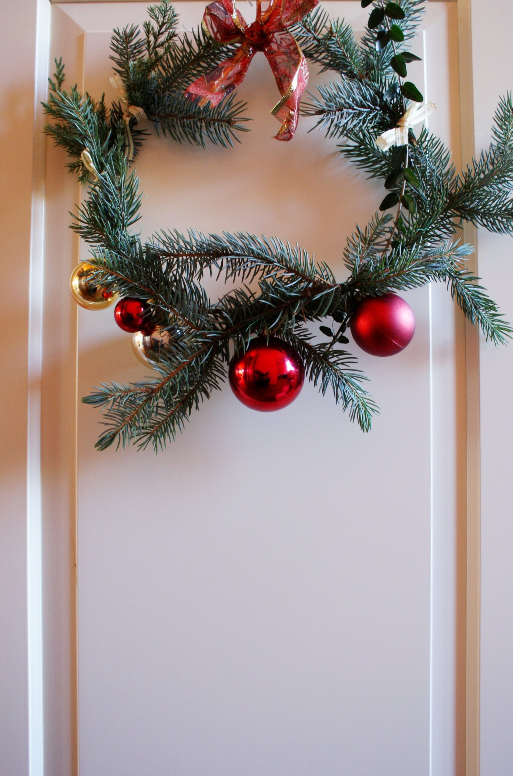 diy-christmas-wreath-idea-decor-garland-pine-easy-corona-ghirlanda-natale-faidate-pino-balls-palline-francinesplaceblog-11-scaled.jpg8