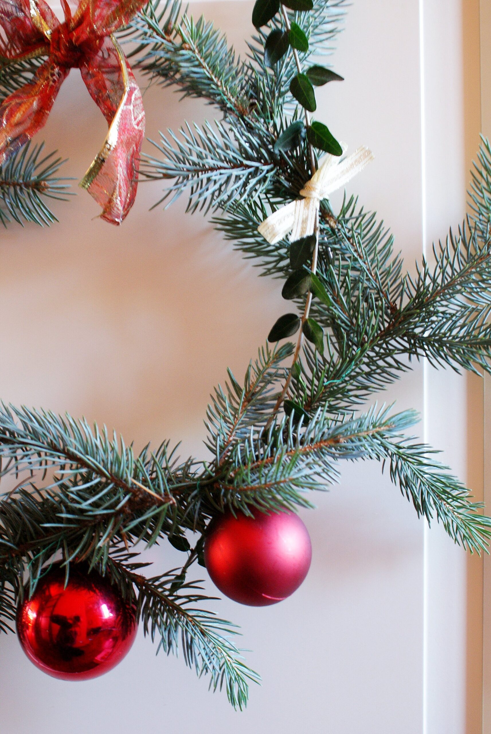 diy-christmas-wreath-idea-decor-garland-pine-easy-corona-ghirlanda-natale-faidate-pino-balls-palline-francinesplaceblog-11-scaled.jpg6