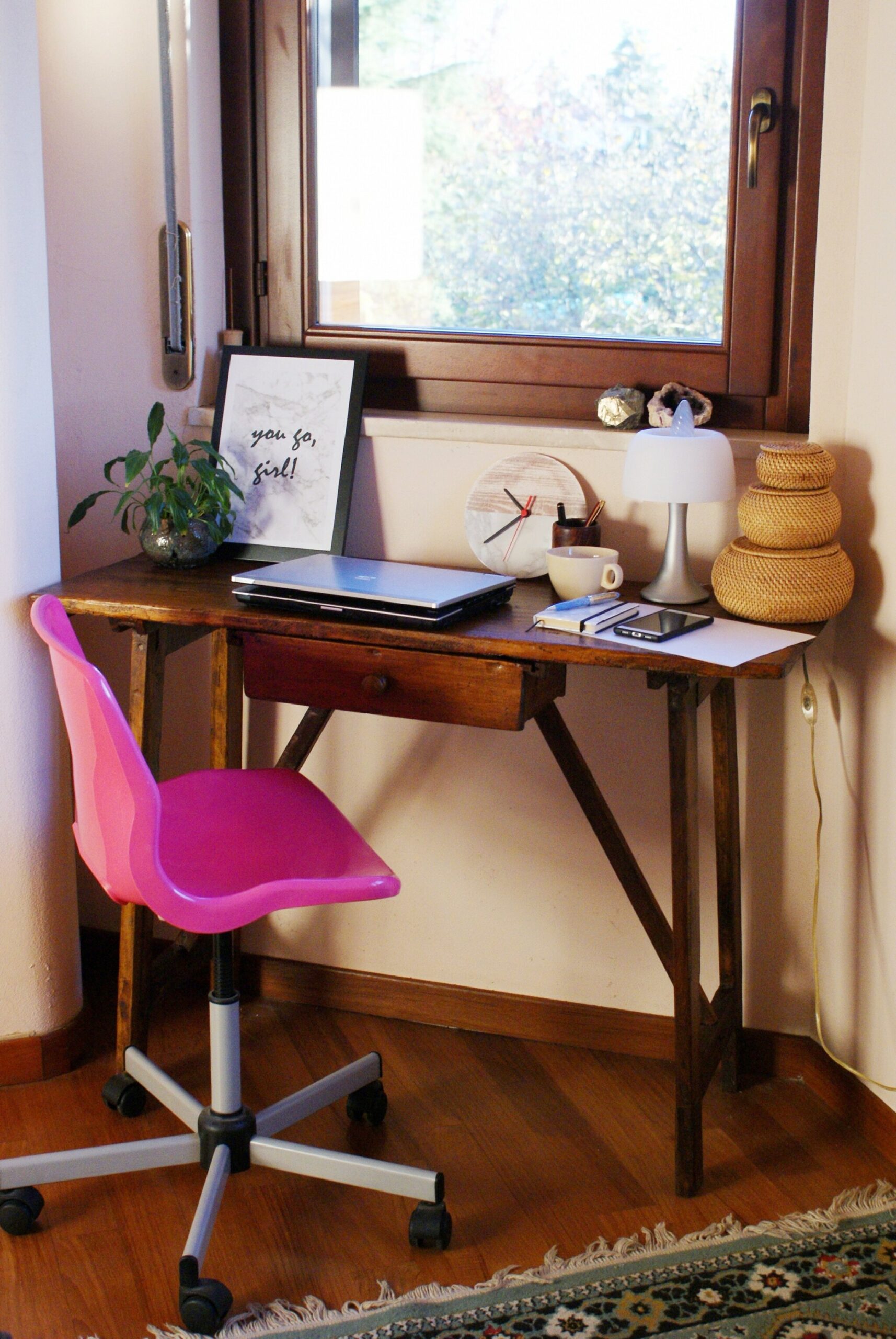 HOW TO: ORGANIZE A (SMALL) WORKSPACE AT HOME (WITH A PRINTABLE GIFT FOR YOU!)