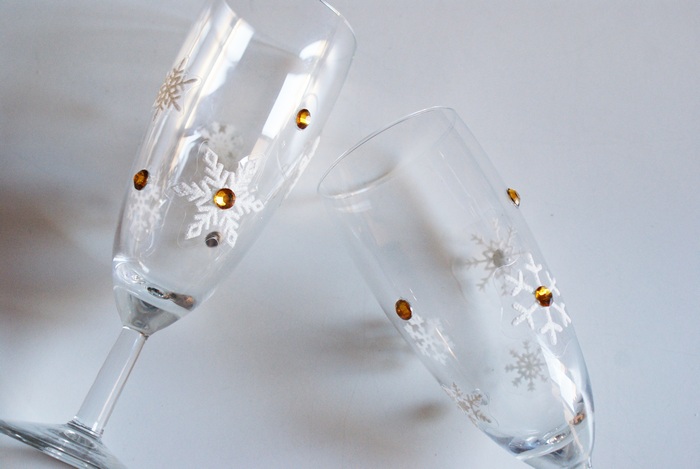 diy decorated flutes glasses christmas 