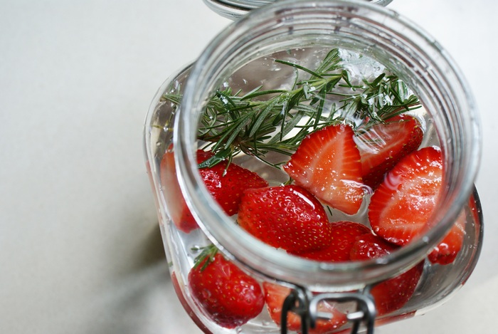 strawberries detox water recipe