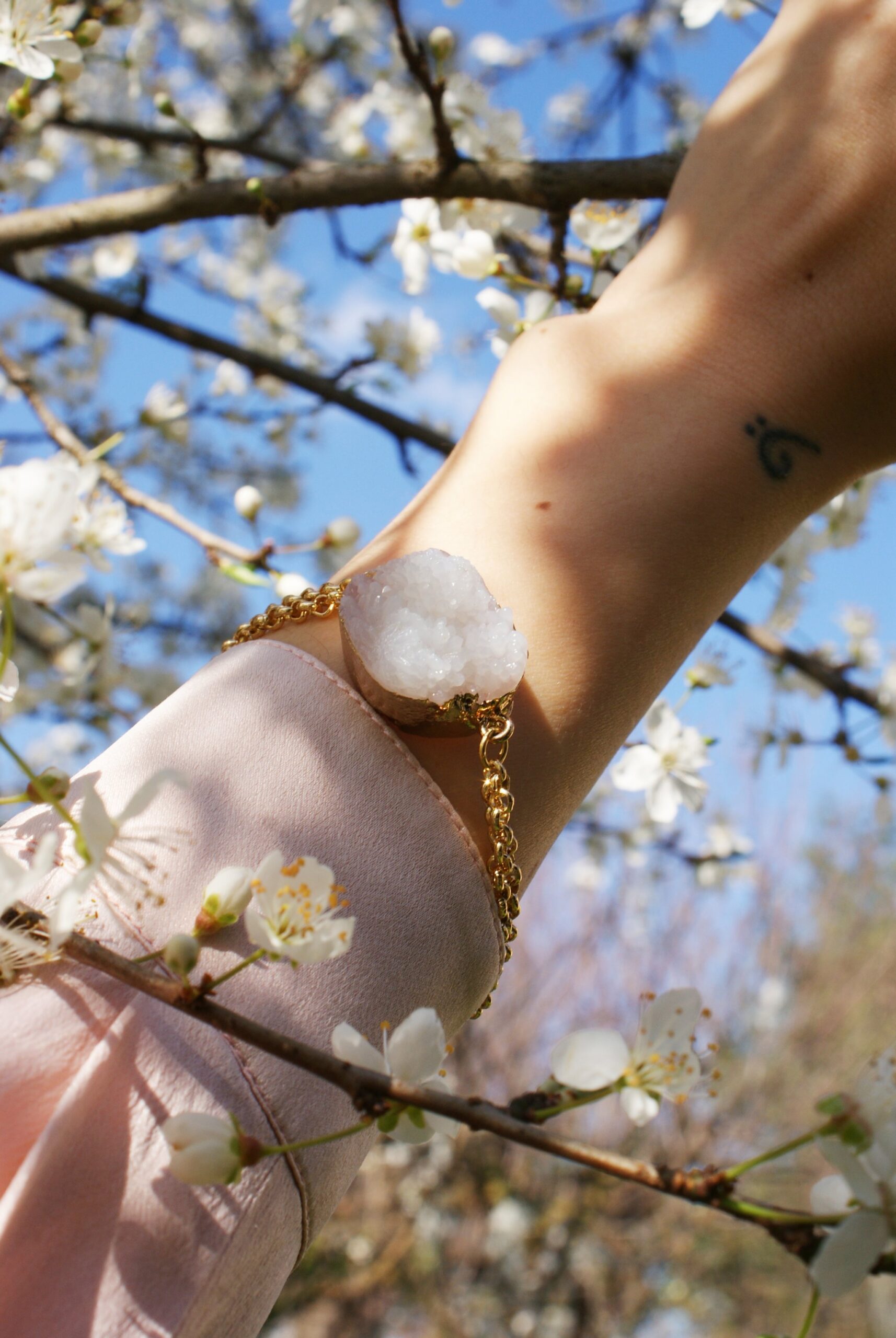 DIY RAW QUARTZ AND GOLDEN CHAIN BRACELET: JEWELRY IDEA FOR SPRING