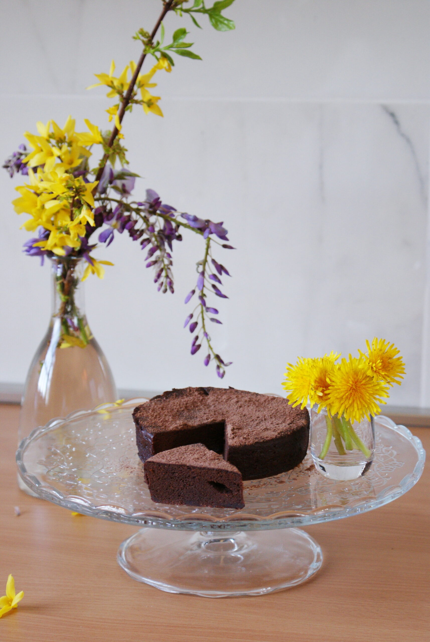 10 MINUTE MICROWAVE CHOCOLATE CAKE RECIPE (BAKE TIME INCLUDED!)