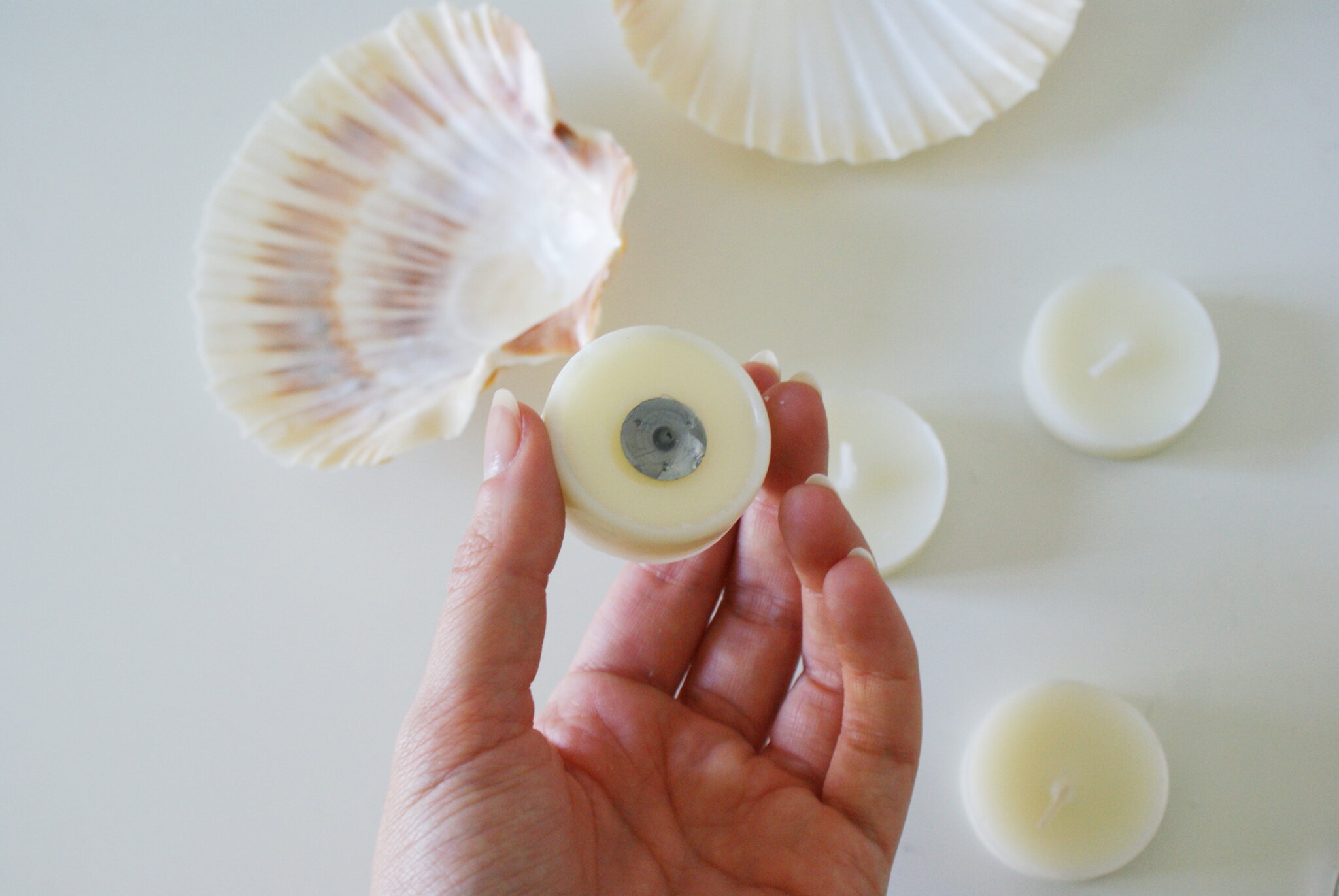 diy sea shell candles ultimate easy quick tutorial how make home decor aesthetic candele conchiglia conchiglie faidate casa come fare 5 minute