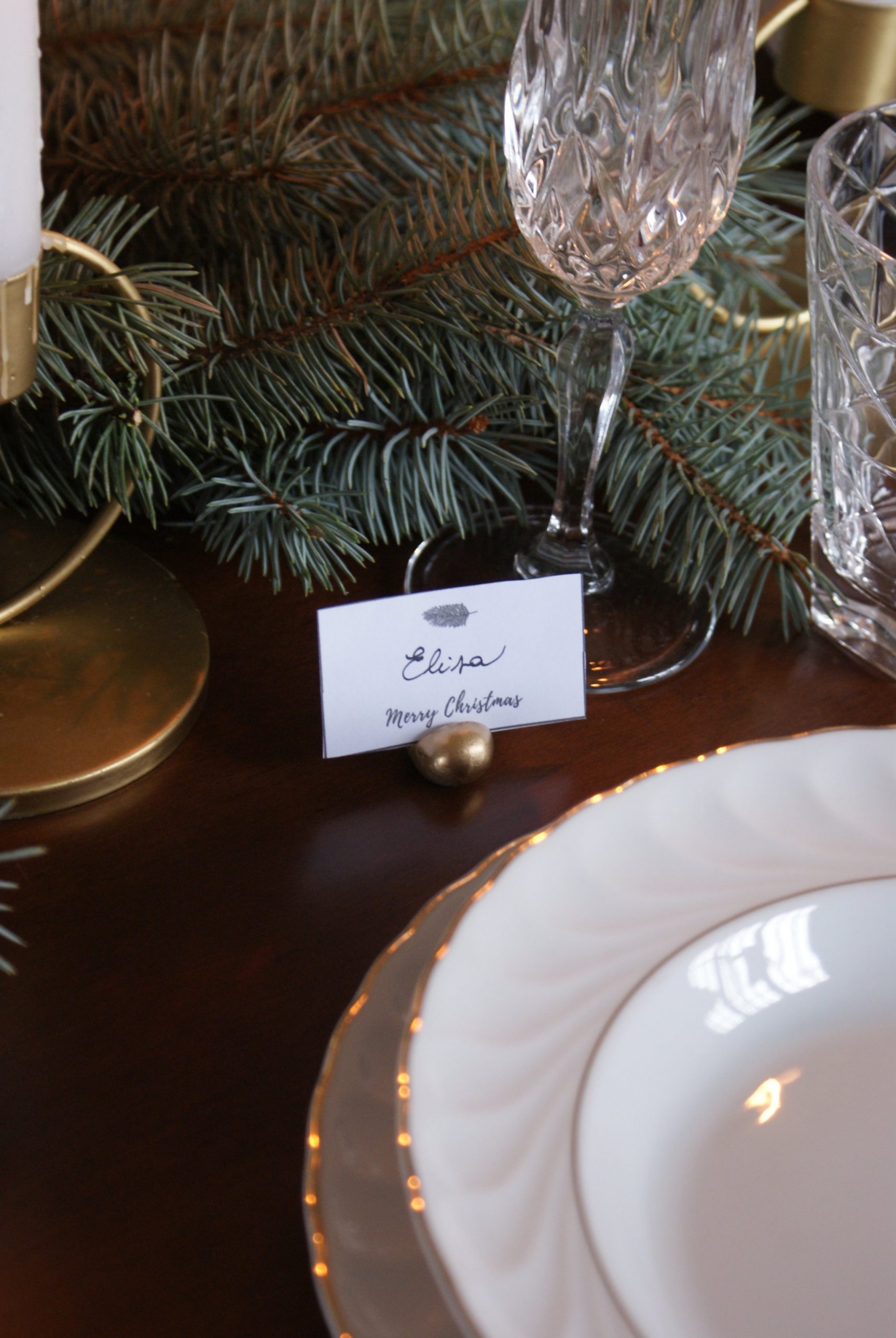 DIY PLACE CARD HOLDERS FOR THE CHRISTMAS TABLE (WITH FREE PRINTABLE CARDS)