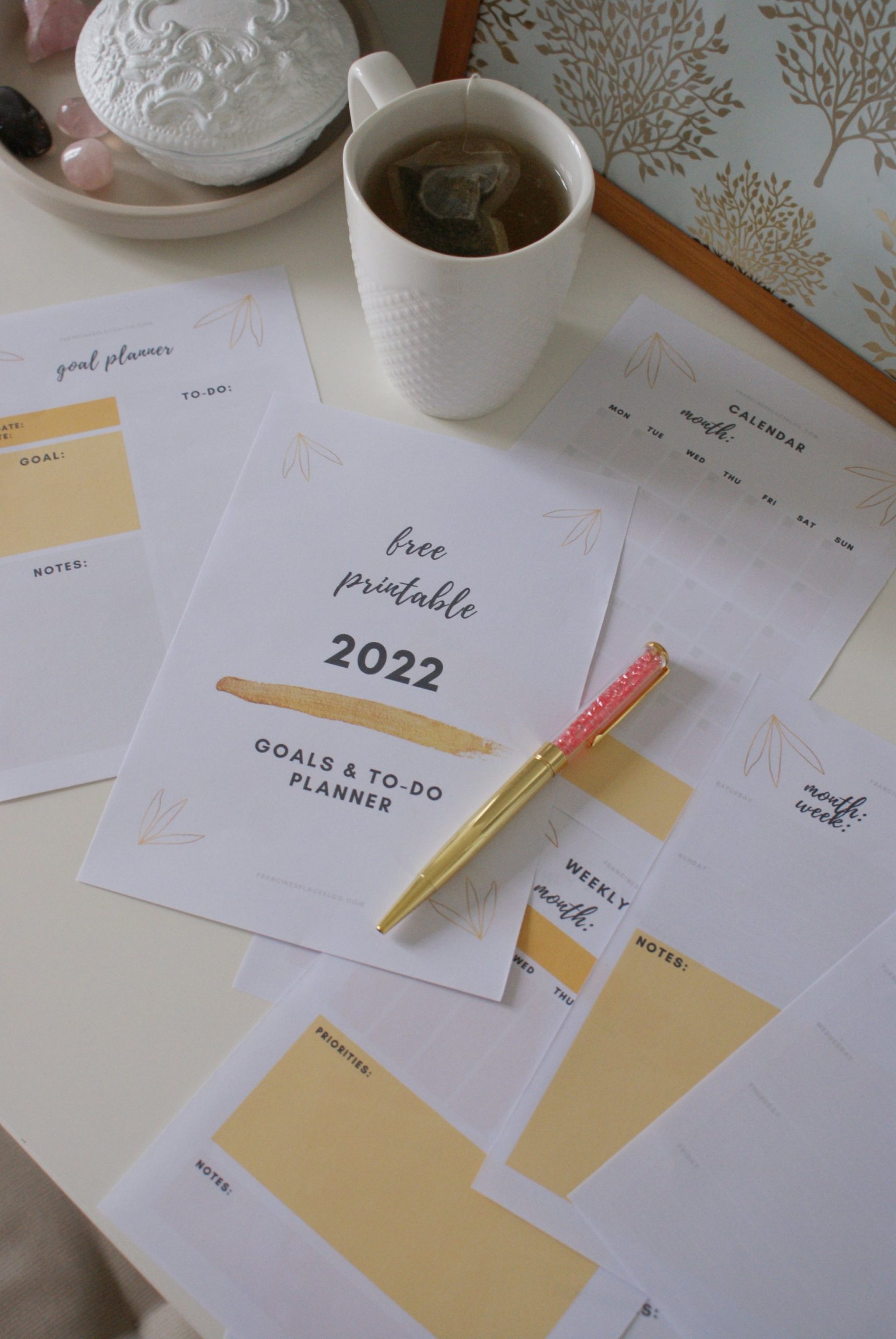 HOW TO CHANGE YOUR LIFE IN 2022 (WITH THE FREE PRINTABLE MONTHLY & WEEKLY GOAL PLANNER)