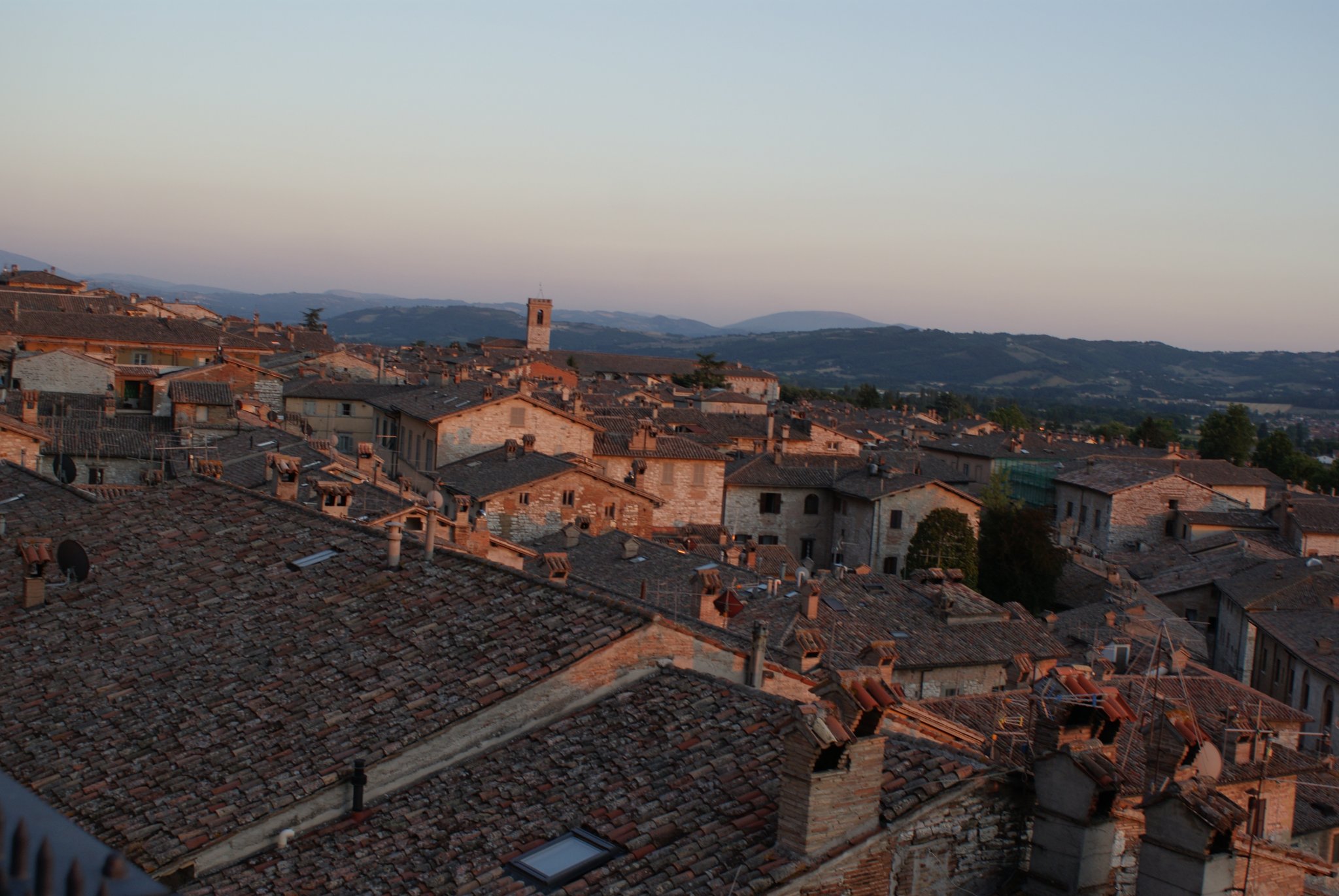 umbria tuscany travel guide see do sleep eat guida turistica toscana fare mangiare dormire visitare francinesplaceblog gubbio sunset tramonto