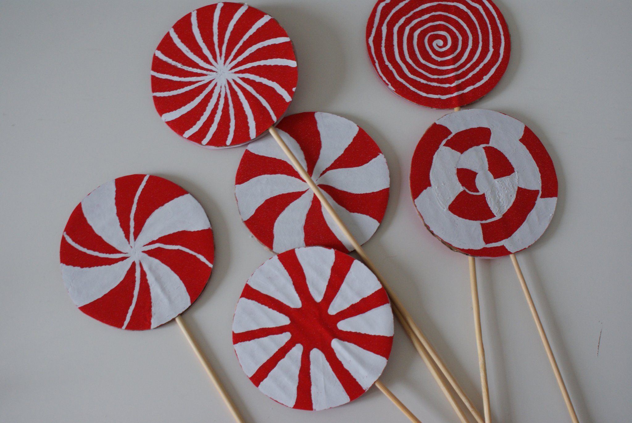 diy christmas cardboard lollipops decoration home idea faidate leccalecca cartoncino natale decorazioni casa pinterest last minute francinesplaceblog 6